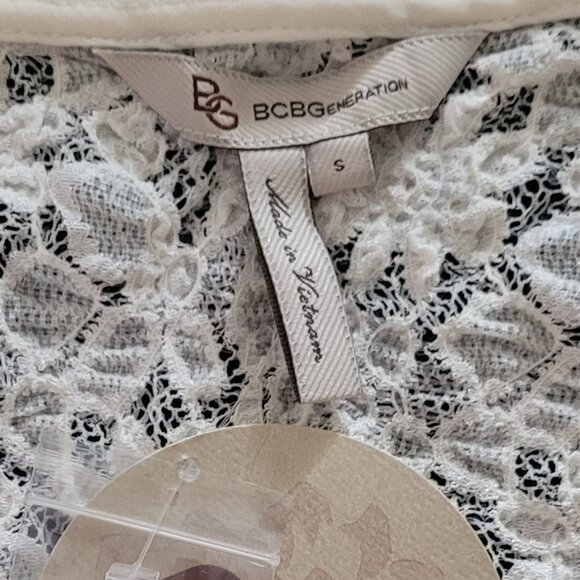 ✨NWT✨ BCBG Lace V-Neck Shortsleeve Blouse - Picture 4 of 7